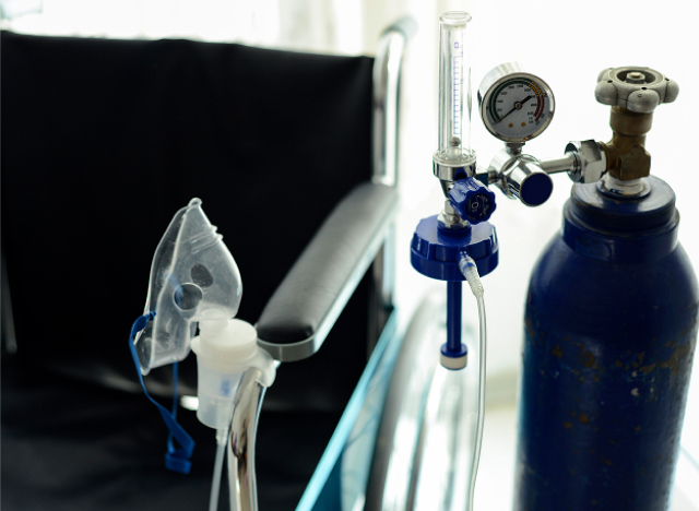 酸素ボンベ